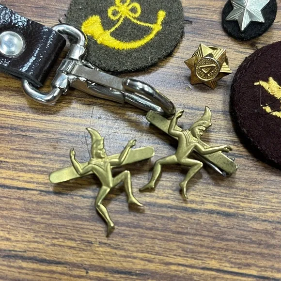 Vintage Girl Guide Pin/Patch Collection - Picture 3 of 3